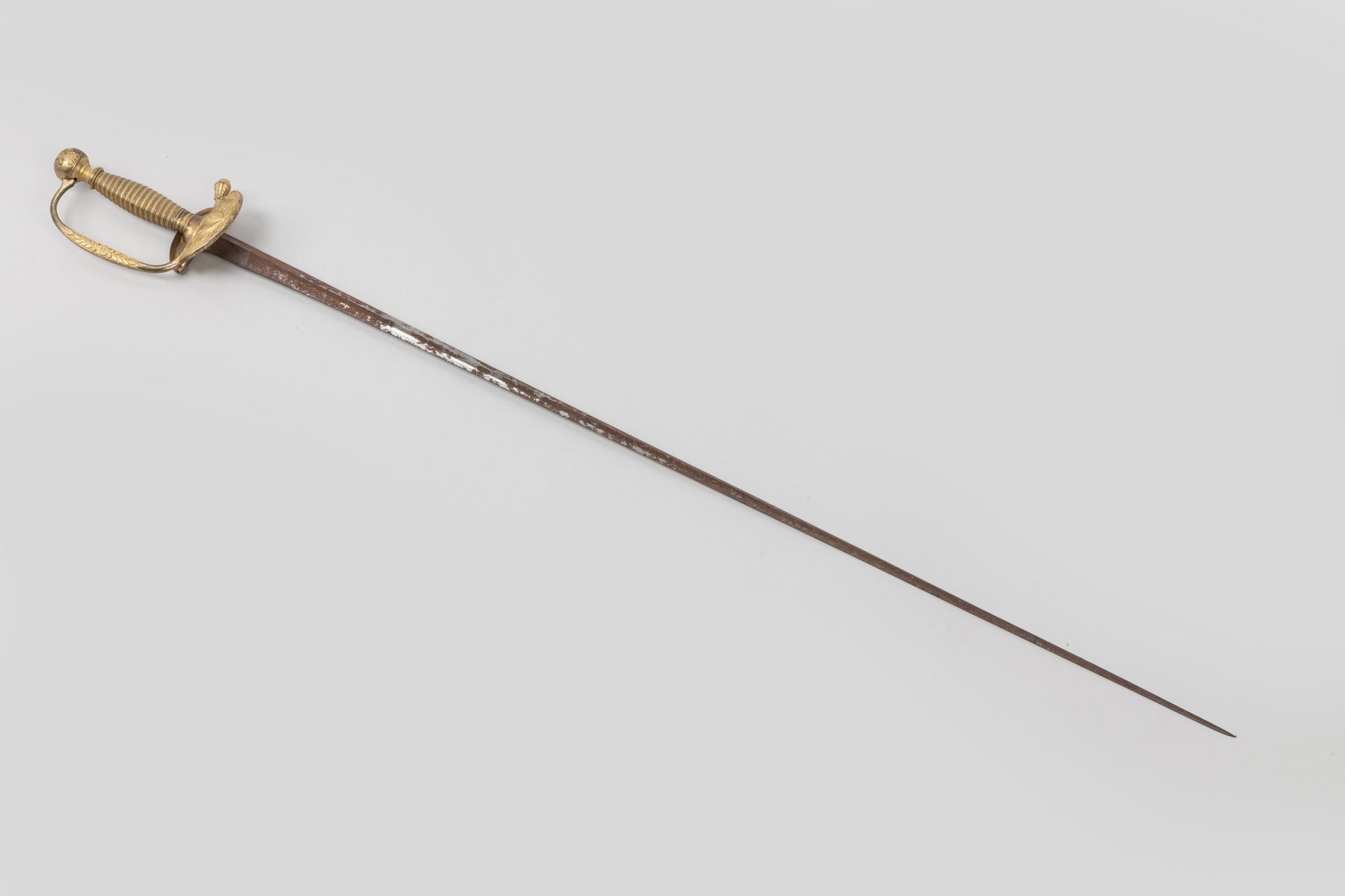 Null Epée d’officier modèle 1816

Fusée à l’imitation du filigrane, dorée. Montu&hellip;