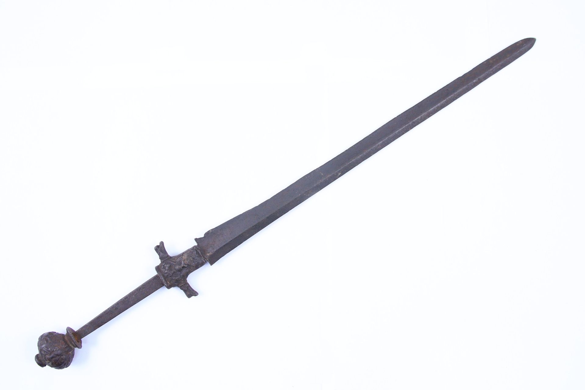 Null 匕首

铁质鞍座和蓖条。刀刃带刃。 

17 世纪，出土文物。 

长 50 厘米。 
(原状，缺失）