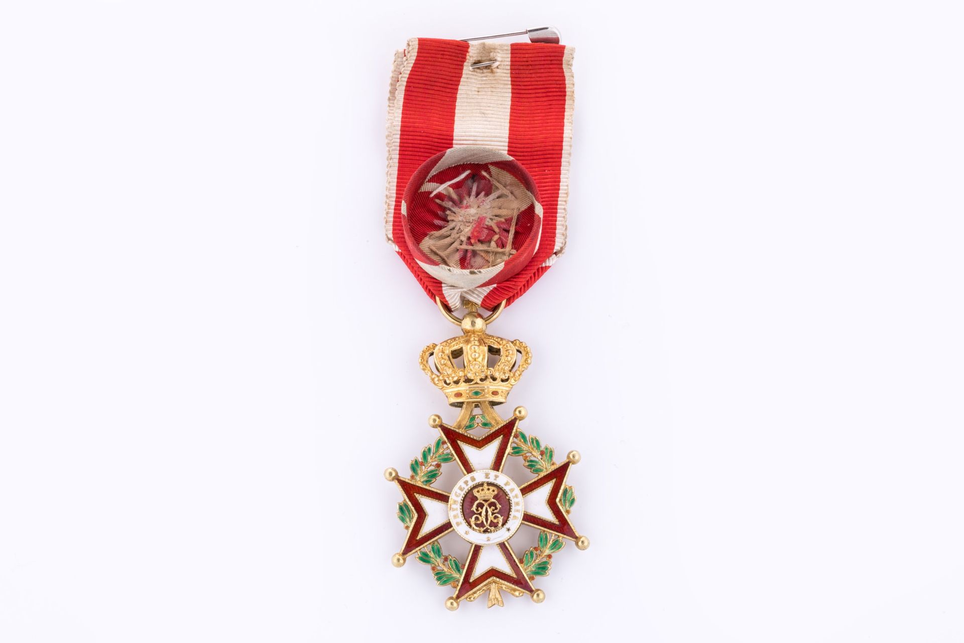 Null 摩纳哥 - 圣查尔斯勋章（1858 年创建） 
军官之星 

金色和珐琅。绶带。

高 64 宽 40 毫米。 
毛重 20 克。
T.T.B. 
(&hellip;