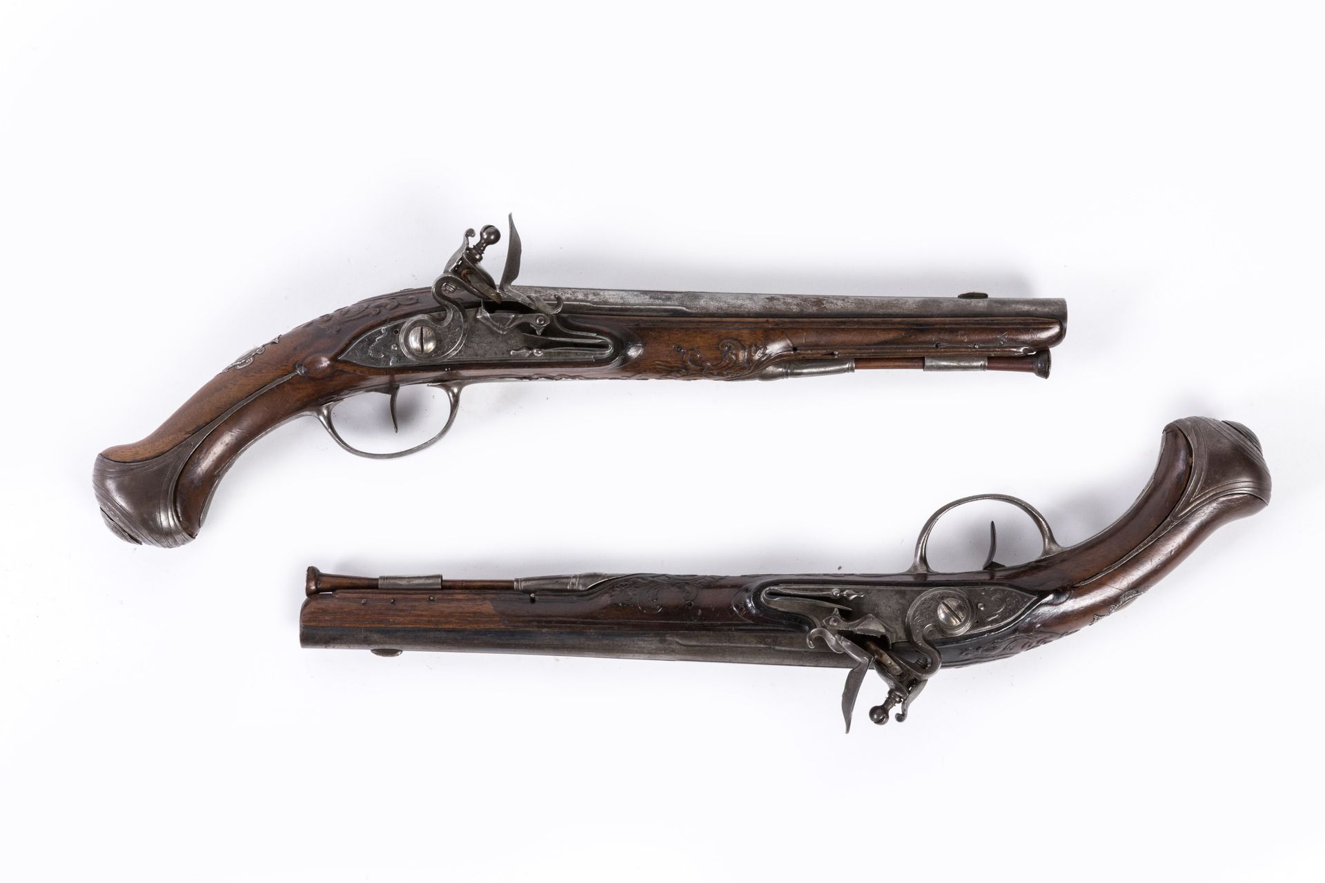 Null Pareja de pistolas de pedernal de oficial de Jean Griottier en Saint-Etienn&hellip;
