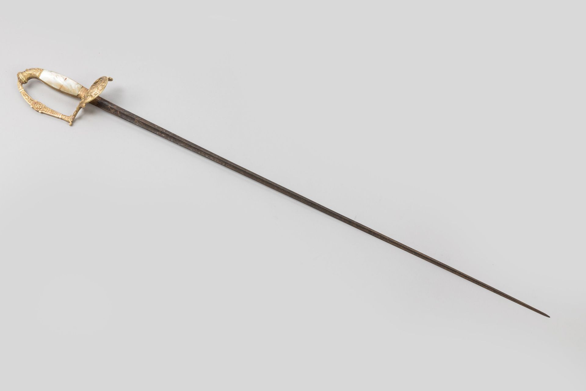 Null Espada de oficial

Espuela con placas de nácar. Montura de latón dorado, em&hellip;