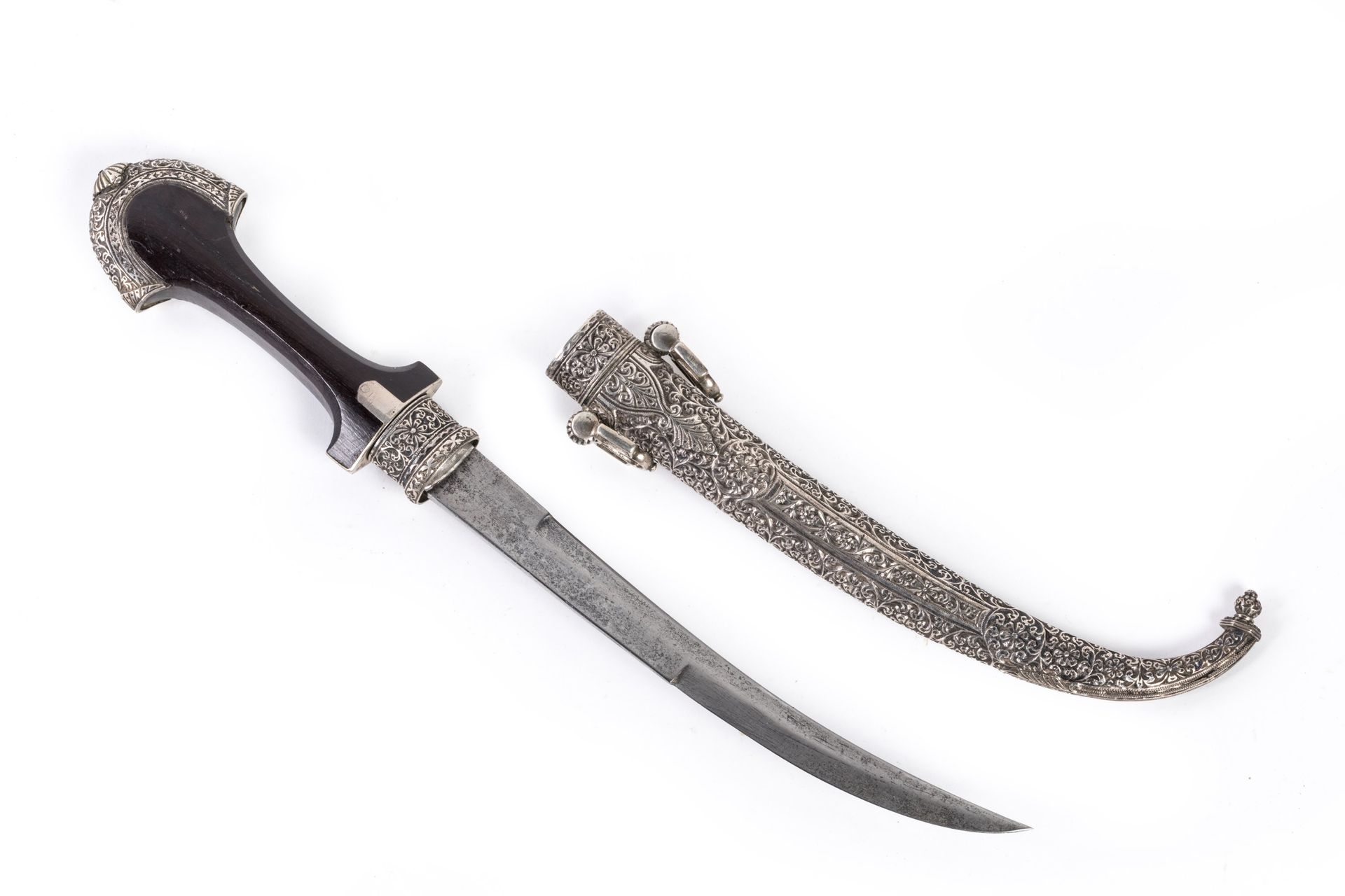 Null North African dagger, known as Koumyah

Varnished wood handle. Silver-plate&hellip;