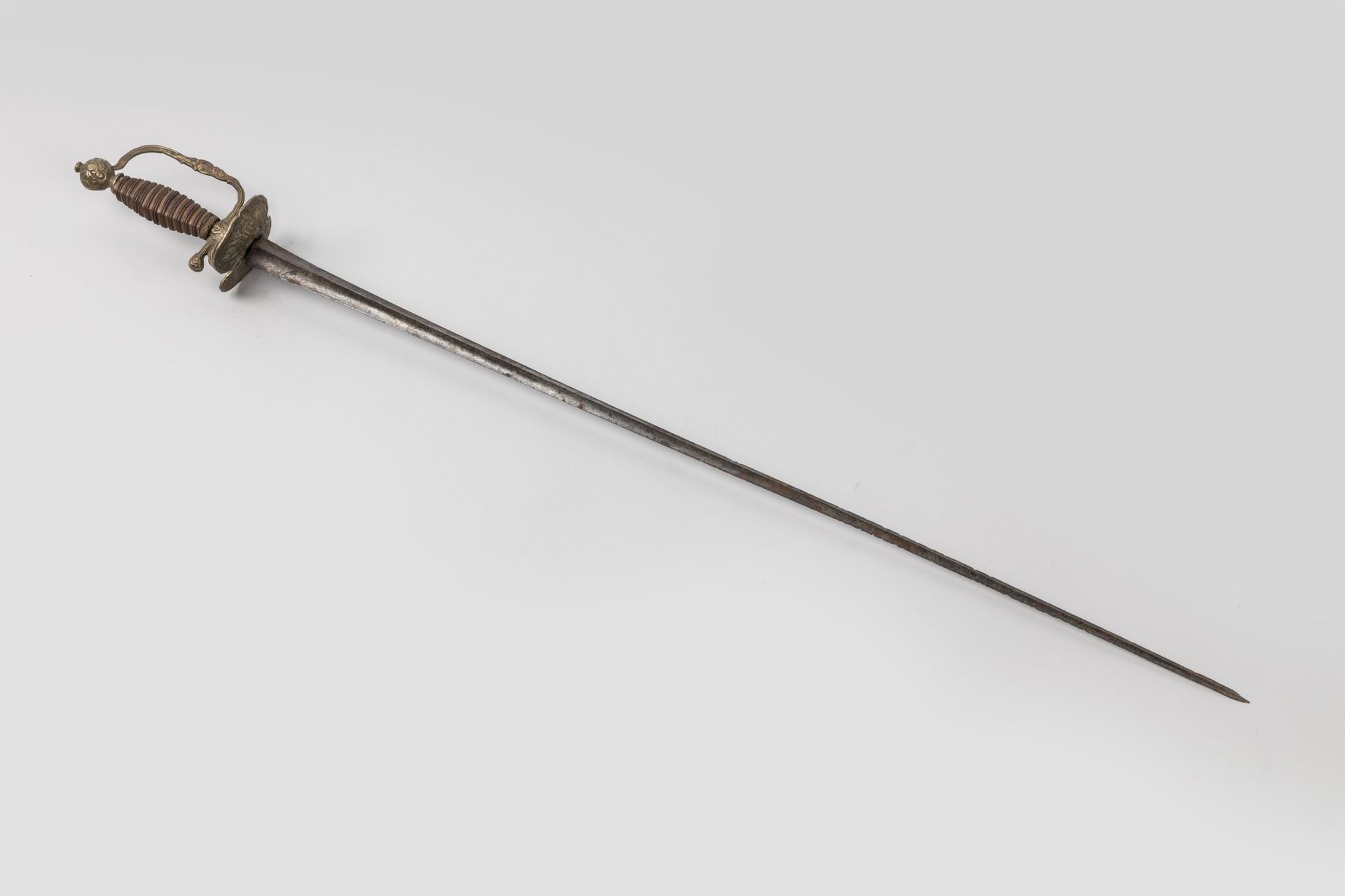 Null Espada judicial 

Montura de bronce, empuñadura monobrazo (restaurada en la&hellip;