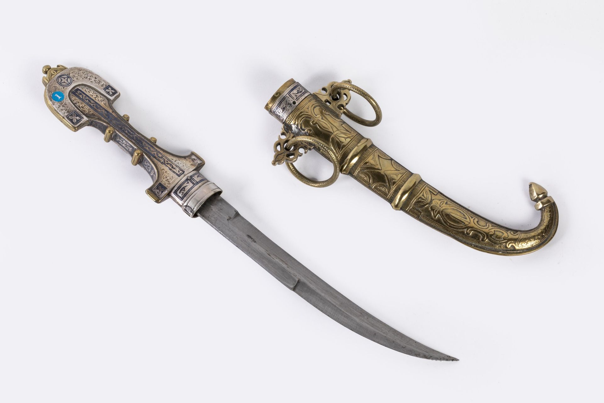 Null 北非匕首 

镀银金属、黄铜框架和刀鞘，饰有树叶，部分珐琅和镀镍。 

公元前