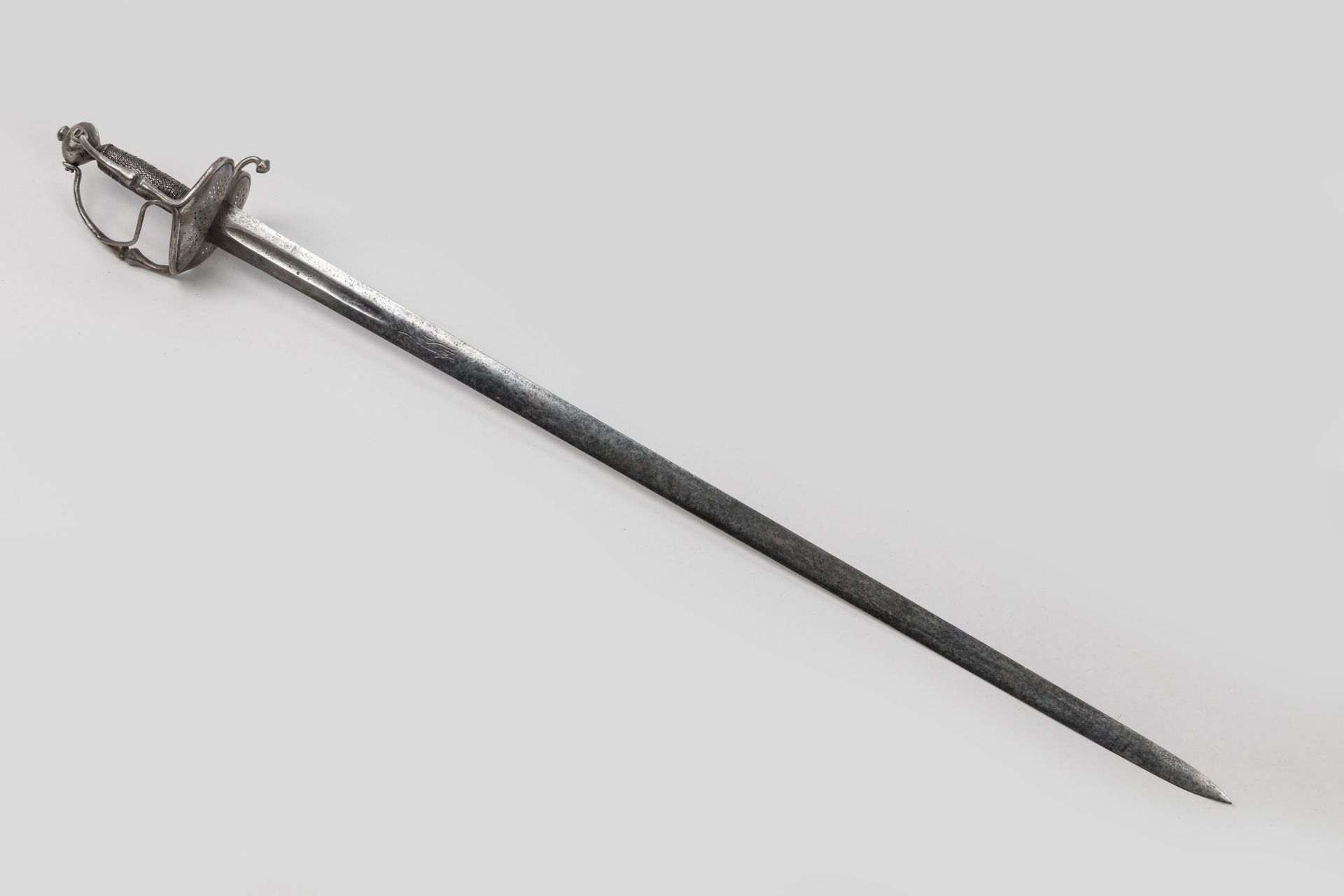 Null 强有力的 "瓦隆 "剑

铁丝引信。铁质镶嵌，洋葱头形的剑柄，剑柄上有两个主枝，剑柄上有双贝壳镂空，上面有星星和圆圈。带弧度的魁龙，有印记。坚固的刀刃&hellip;