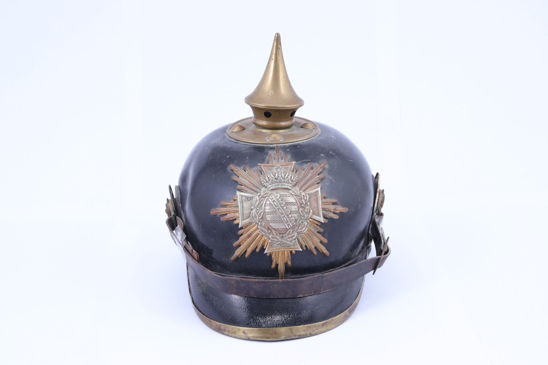 Null 撒克逊步兵尖盔，1895 年型 

皮革外壳。黄铜边框。萨克森盾徽。带有帝国和萨克森盾徽的鸡冠帽。 
皮帽和下巴带。标有 "56.5 "字样。 

E&hellip;
