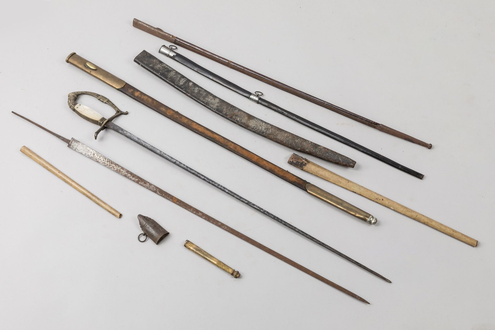 Null 套装包括 

- 一把宫廷剑，约 1830 年（键盘丢失，剑板损坏）。 
- 带 3 个铁配件的皮革剑鞘。 
- 约 1760 年损坏的带铁制配件的抹&hellip;