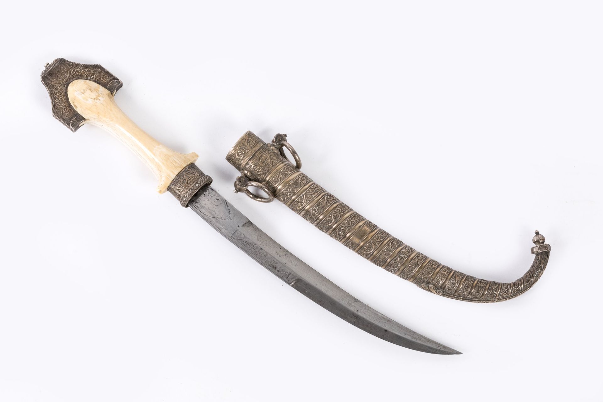 Null 北非匕首 

骨质手柄。刀座和刀鞘为银质，带有叶状装饰。刀身有雕刻痕迹。 

年代