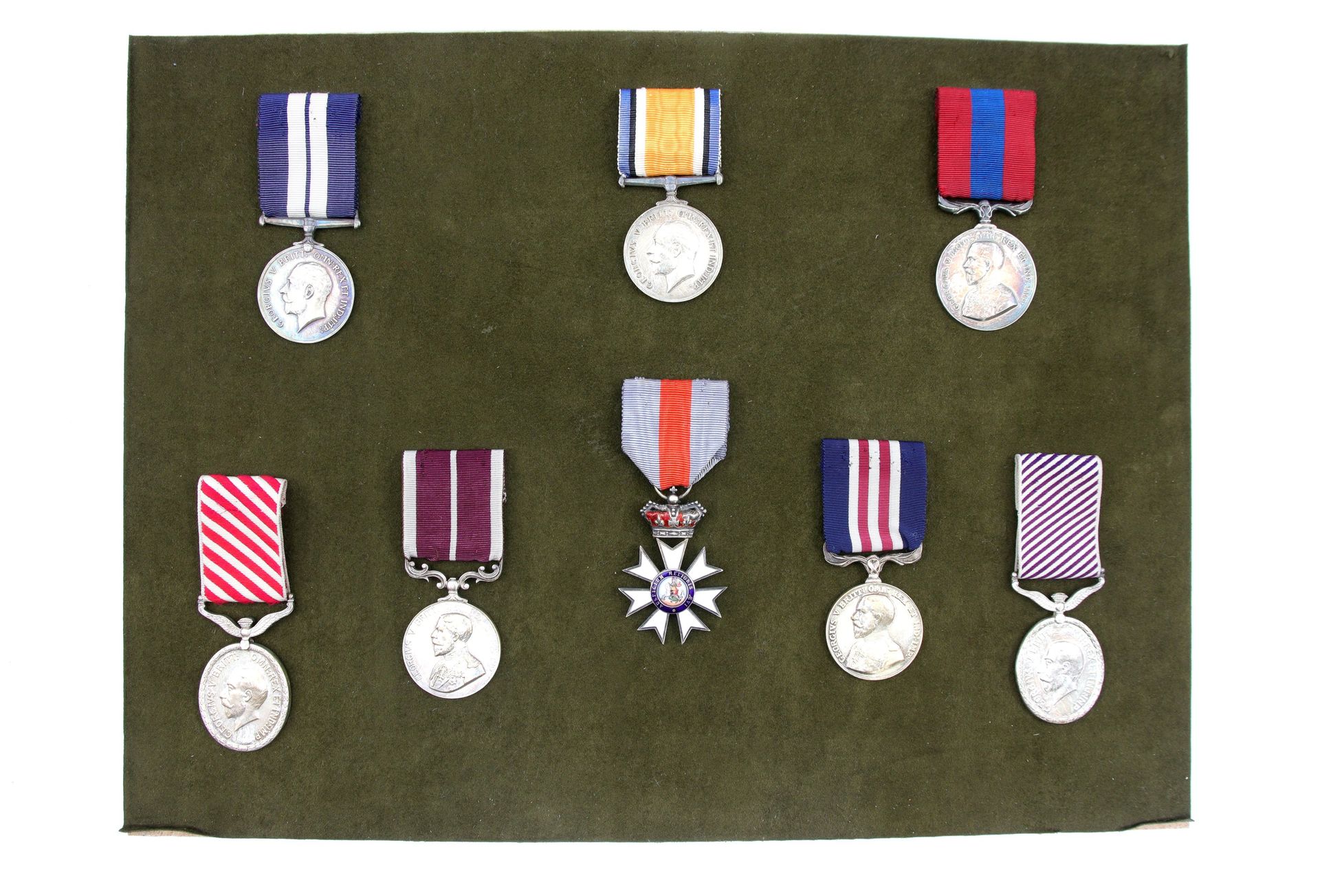 Null Great Britain 
Frame of 8 British medals : 

- A knight's star of the Order&hellip;