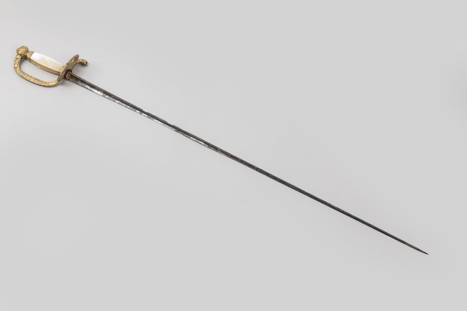 Null 埃及类型研究所参谋剑
 
带珍珠母贝板的长矛（其中一块已损坏并修复）。镀金黄铜镶座，带棕榈叶的鞍座，单支剑柄，镂空棕榈叶键盘。三角形索林根刀刃上有蓝色&hellip;