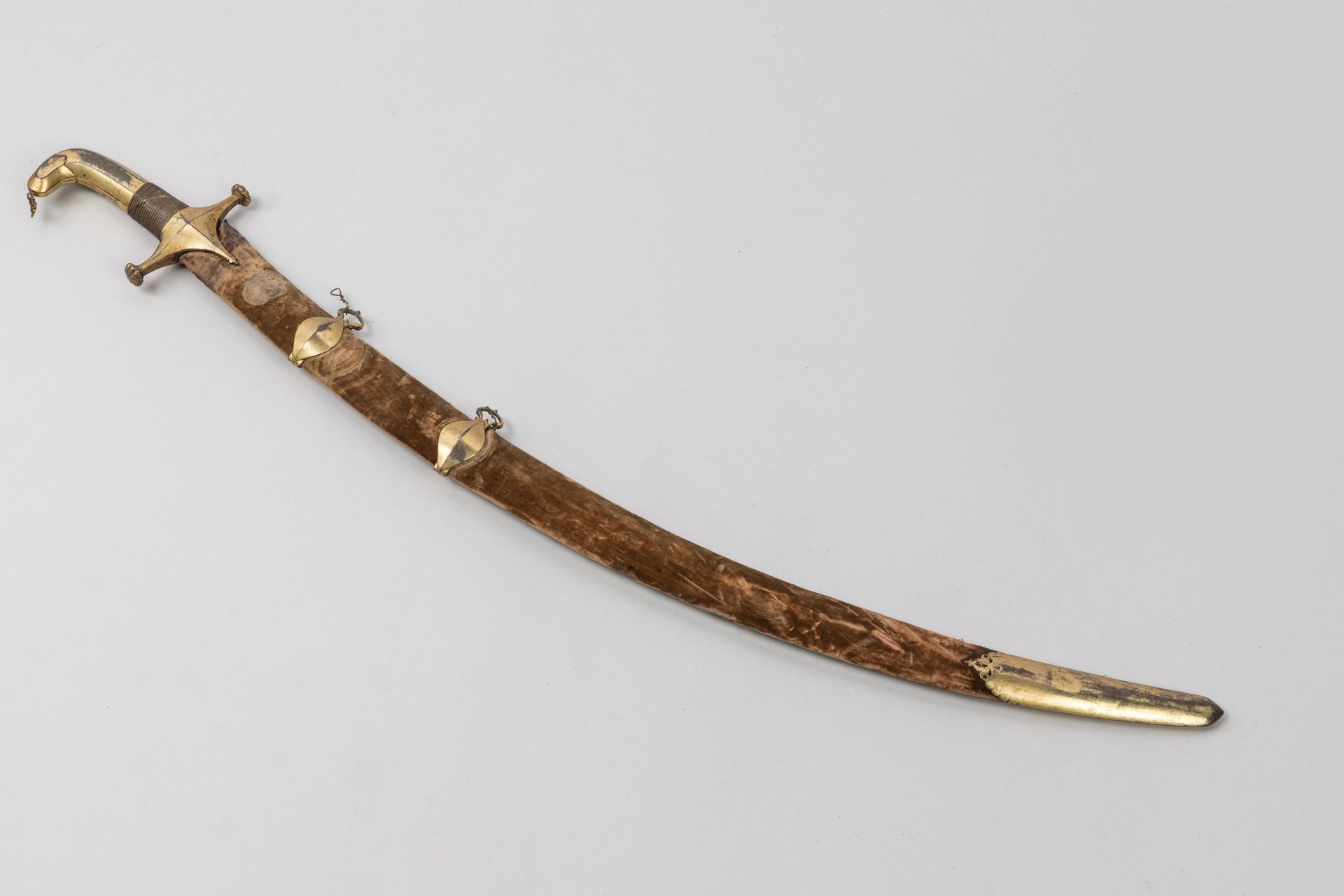 Null Espada árabe tipo "cimitarra 

Montura de latón dorado. La empuñadura tiene&hellip;