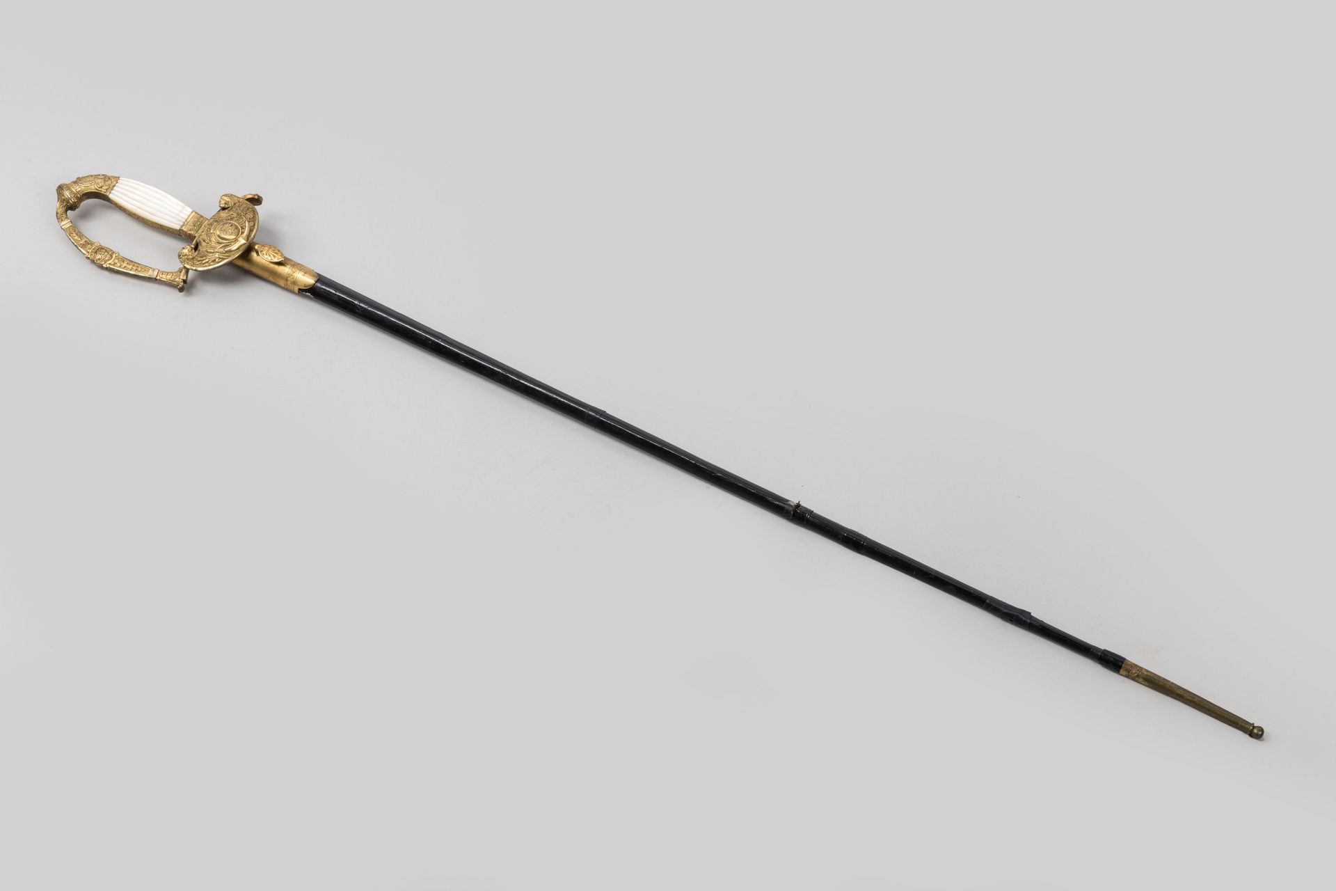 Null Bellissima spada da ufficiale superiore della marina. 

Fusée con piastre i&hellip;