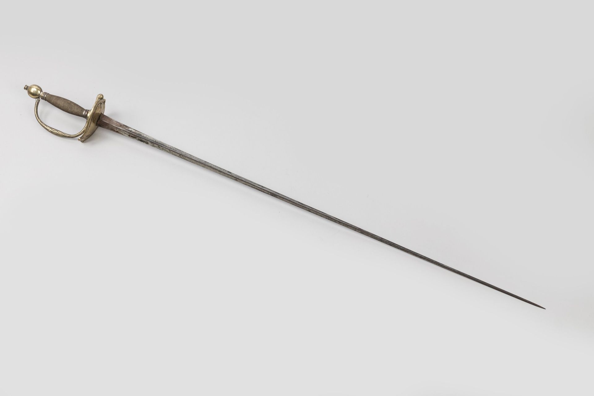 Null Epée au modèle des gardes du corps du Roi

Fusée filigranée de laiton. Mont&hellip;