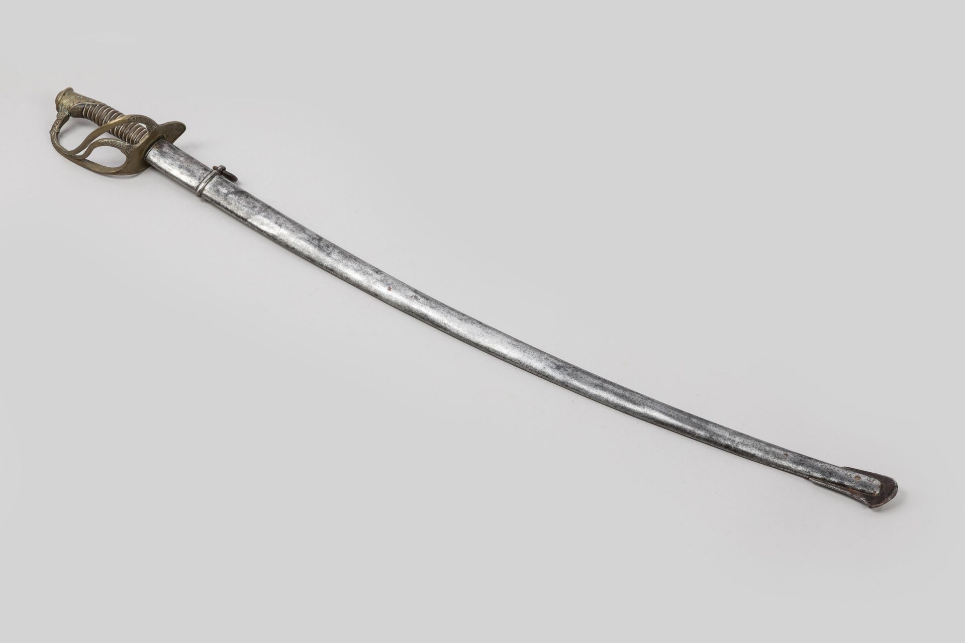 Null Deux sabres :

- Sabre de cavalerie modèle 1822-83. Poignée recouverte de c&hellip;