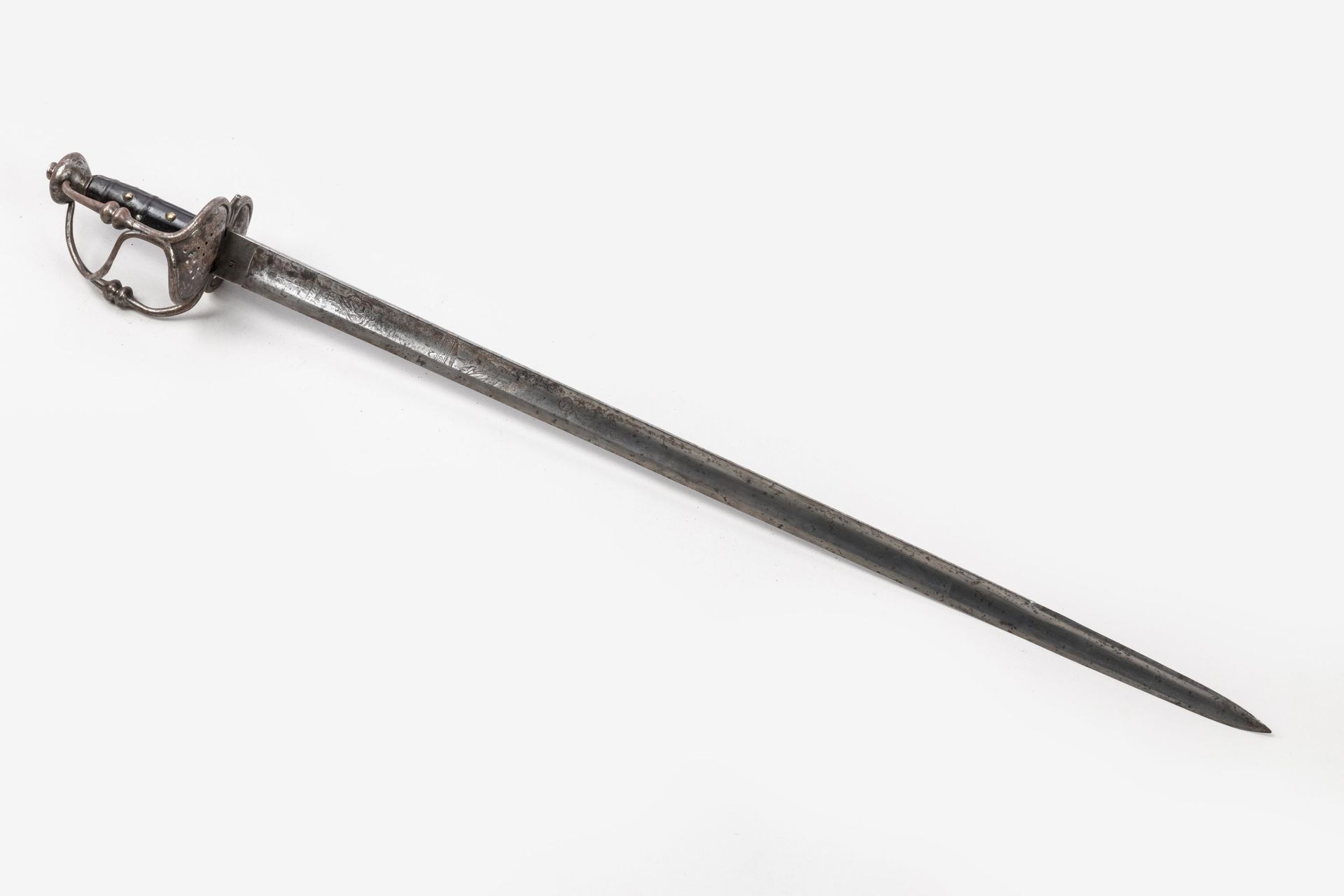 Null Espada valona 

Pomo en forma de cebolla. Armazón de hierro forjado, guarda&hellip;