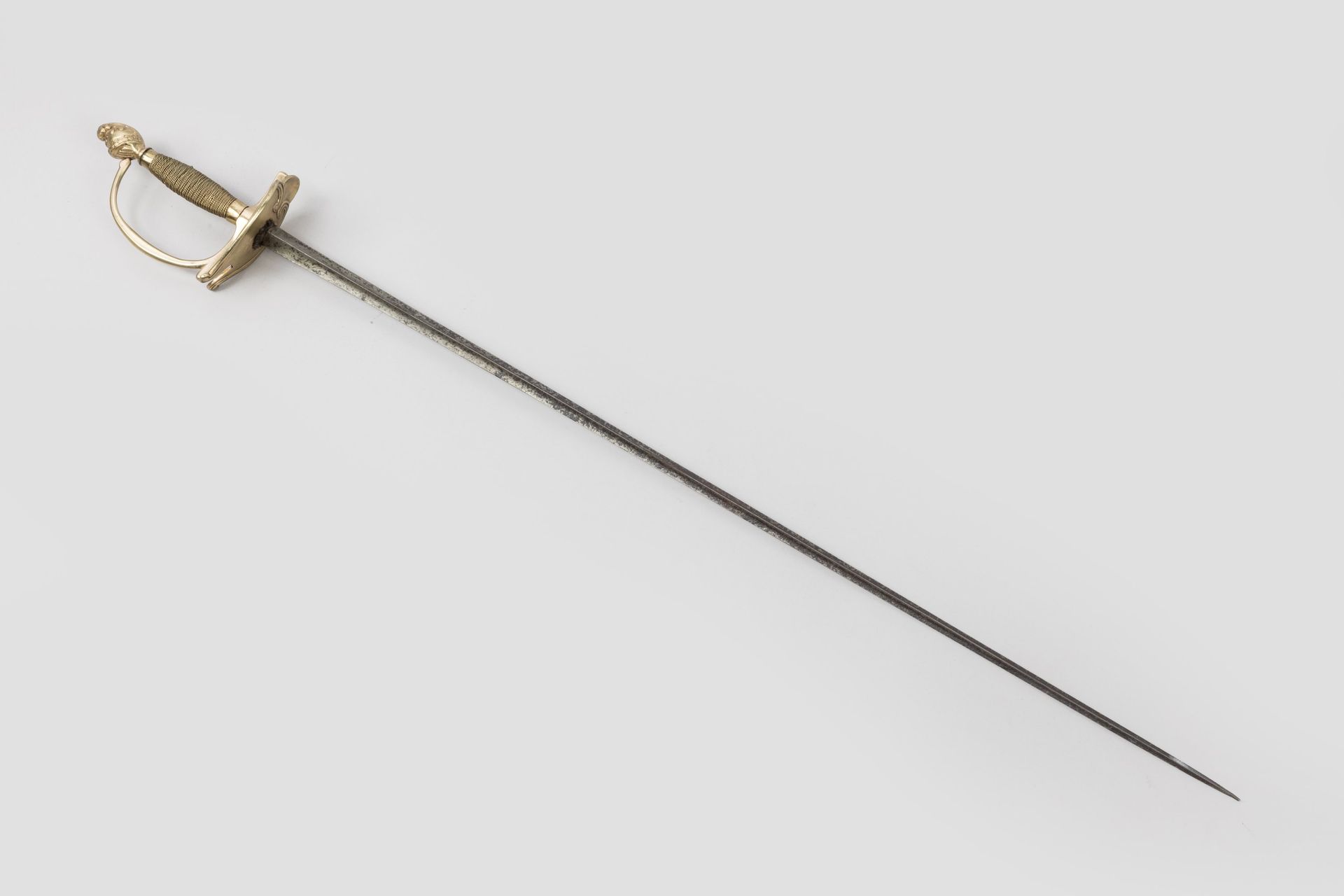 Null 制服剑 

黄铜花丝剑。黄铜镶嵌，鞍座上有帝王头盔，剑柄上有一根树枝、两根羽毛和不对称的外壳。剑身呈三角形。 

约制作于 1790 年。

A.B.&hellip;