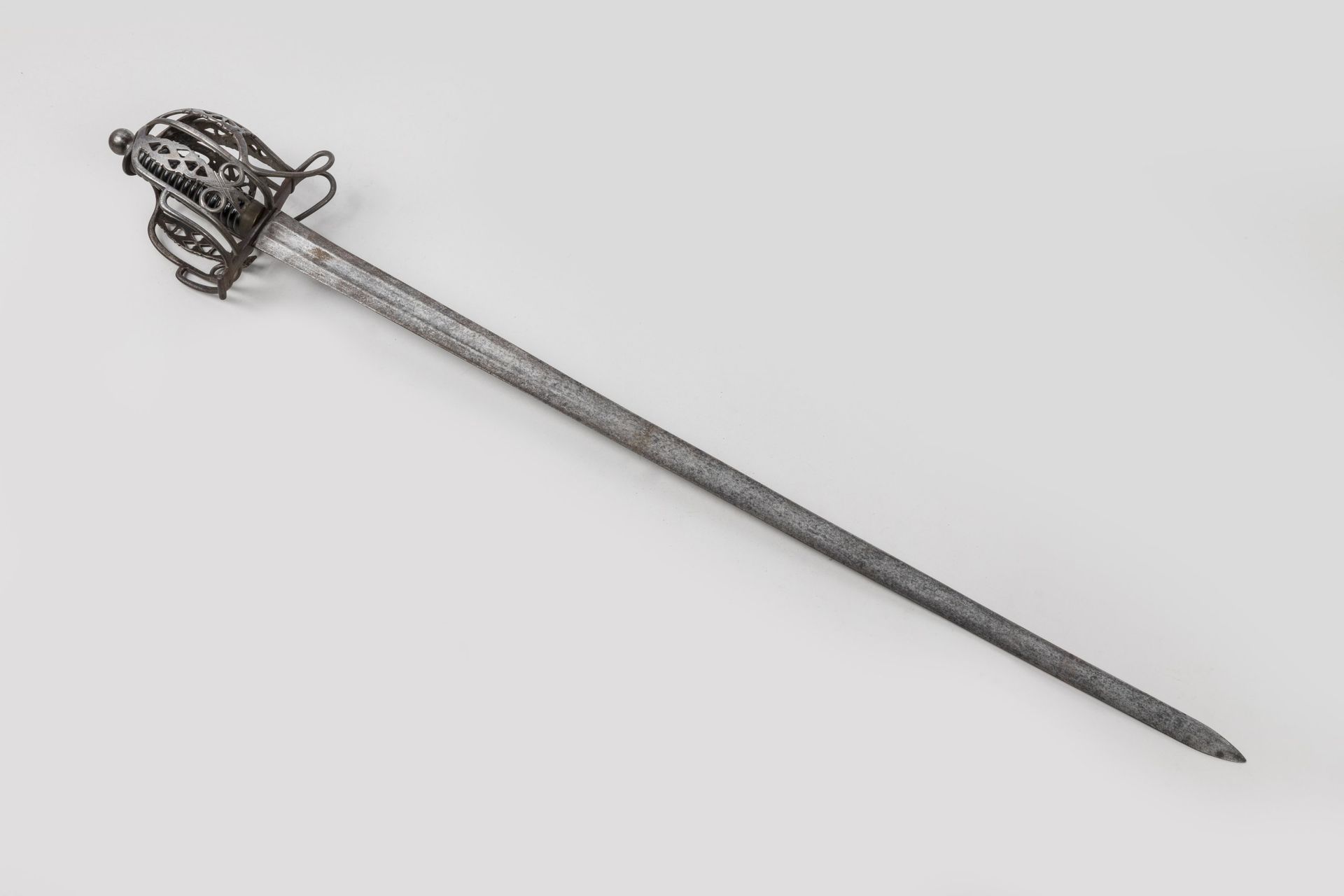 Null 苏格兰强剑，"克莱莫 "型号

锻铁框架，带多个镂空手柄。 清漆牛角剑托。漂亮的扁平剑身，剑跟处有中间凹槽。
 
苏格兰，18 世纪。

长 102 &hellip;