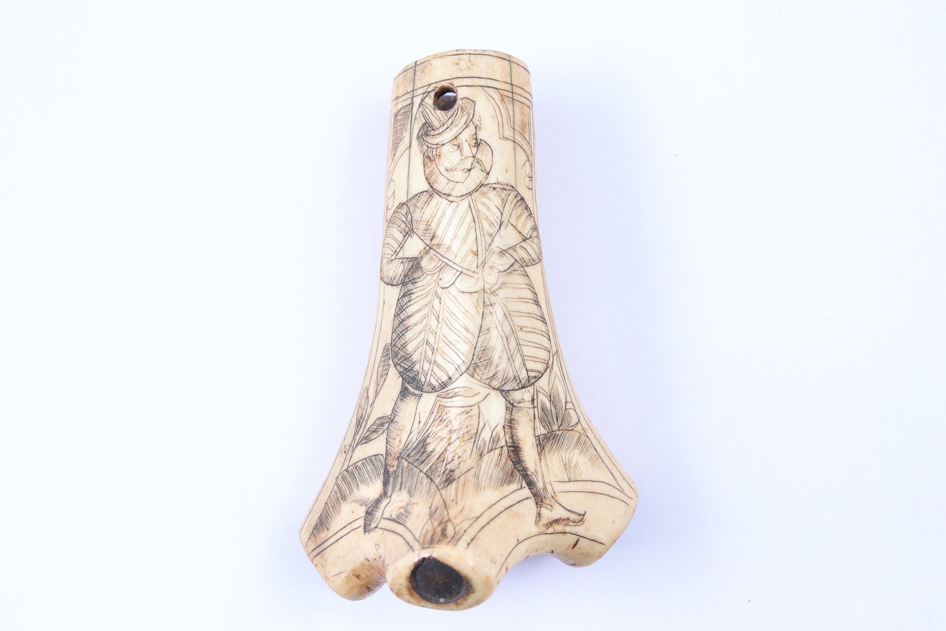 Null Pulverbirne 

aus Knochen, mit einer eingravierten Figur. 

17. Jahrhundert&hellip;