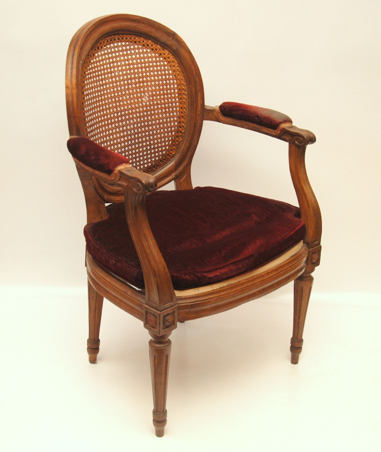 Poltrona in noce, epoca Luigi XVI, fine sec. 胡桃木扶手椅，路易十六时代，18世纪末