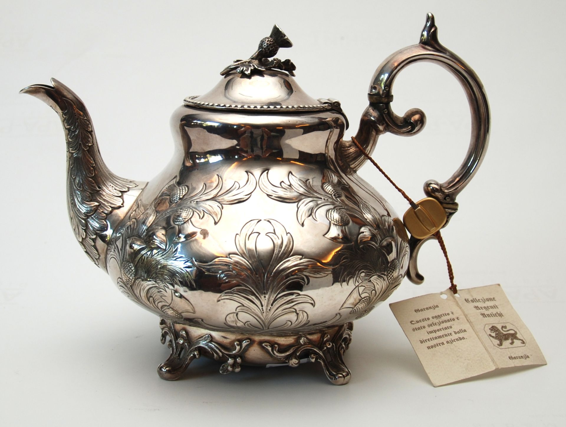 Teiera in argento cesellato, sec, Théière en argent ciselé, XIXe siècle
Dimensio&hellip;
