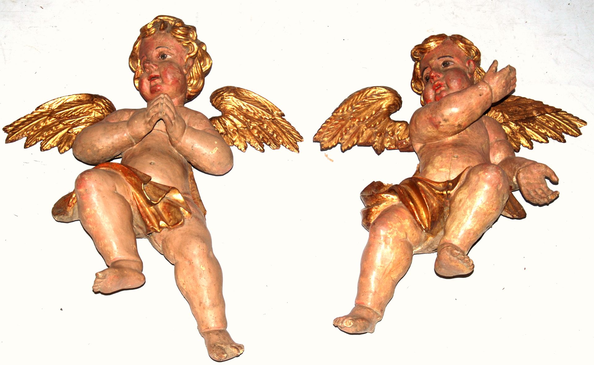 Coppia di angeli in legno laccato e dorato, sec. Pair of angels in lacquered and&hellip;