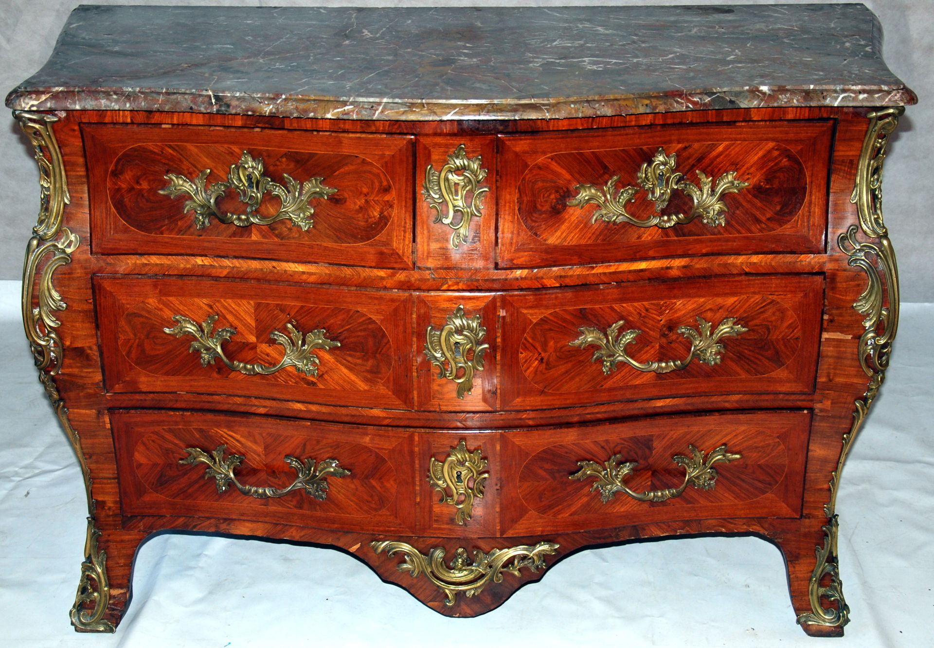 Luigi XV, cassettone mosso sul fronte e sui Louis XV, chest of drawers moved on &hellip;