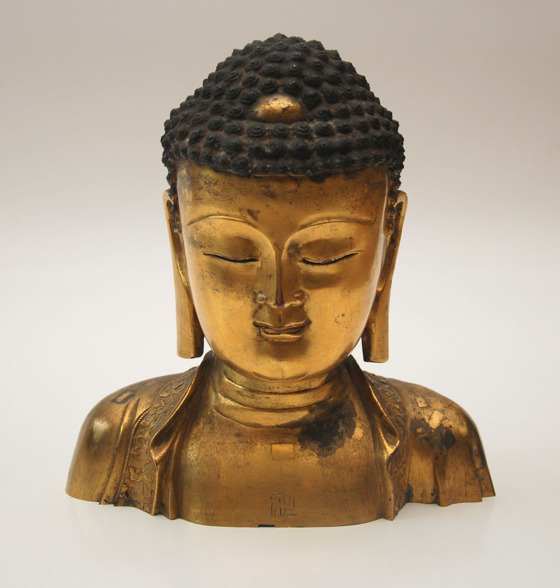 Cina, testa di Buddha in bronzo dorato e China, gilded and patinated bronze Budd&hellip;