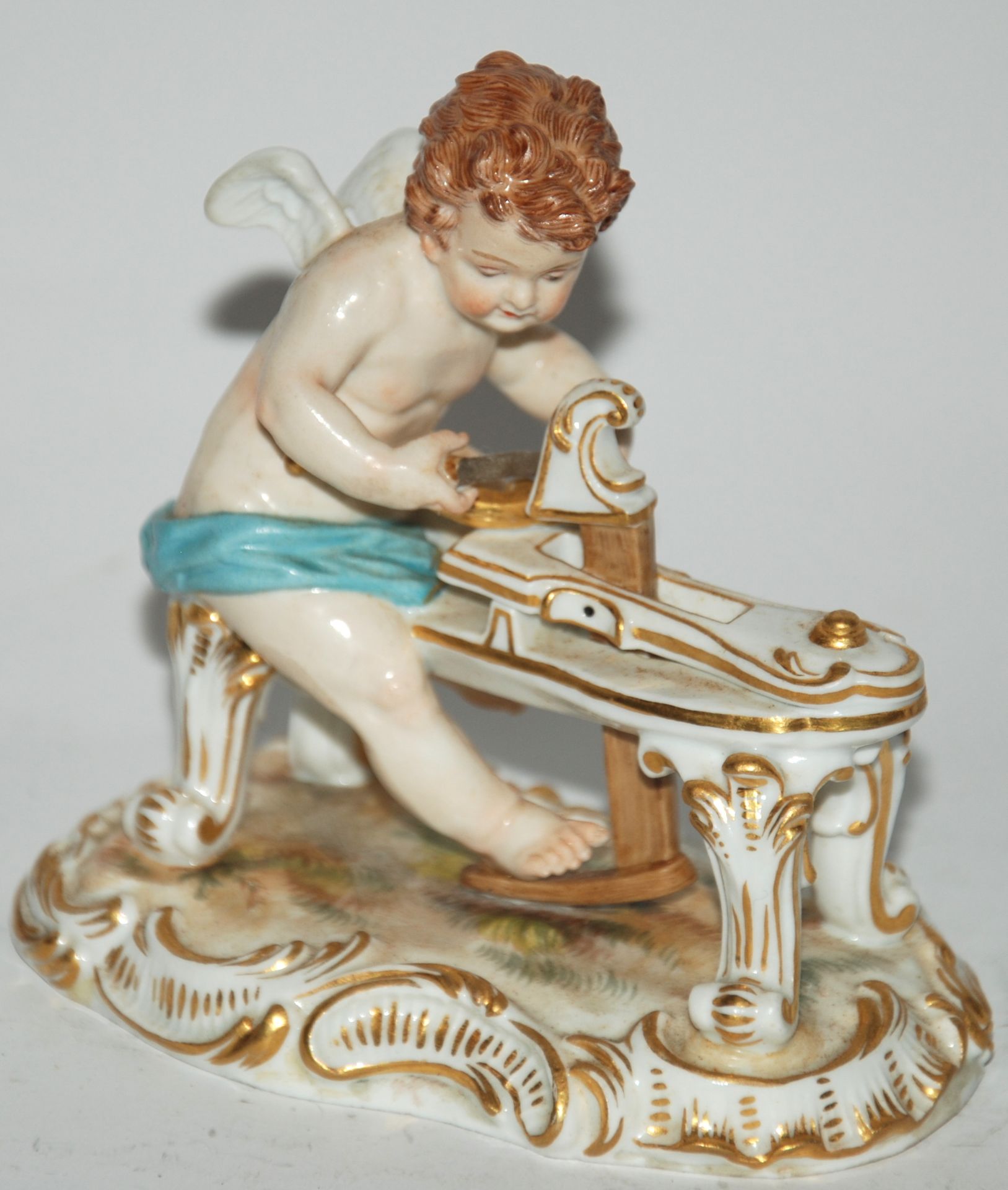 Meissen, scultura in porcellana raff. Angelo 迈森，描绘天使研磨机的瓷器雕塑，19世纪
尺寸：高10厘米