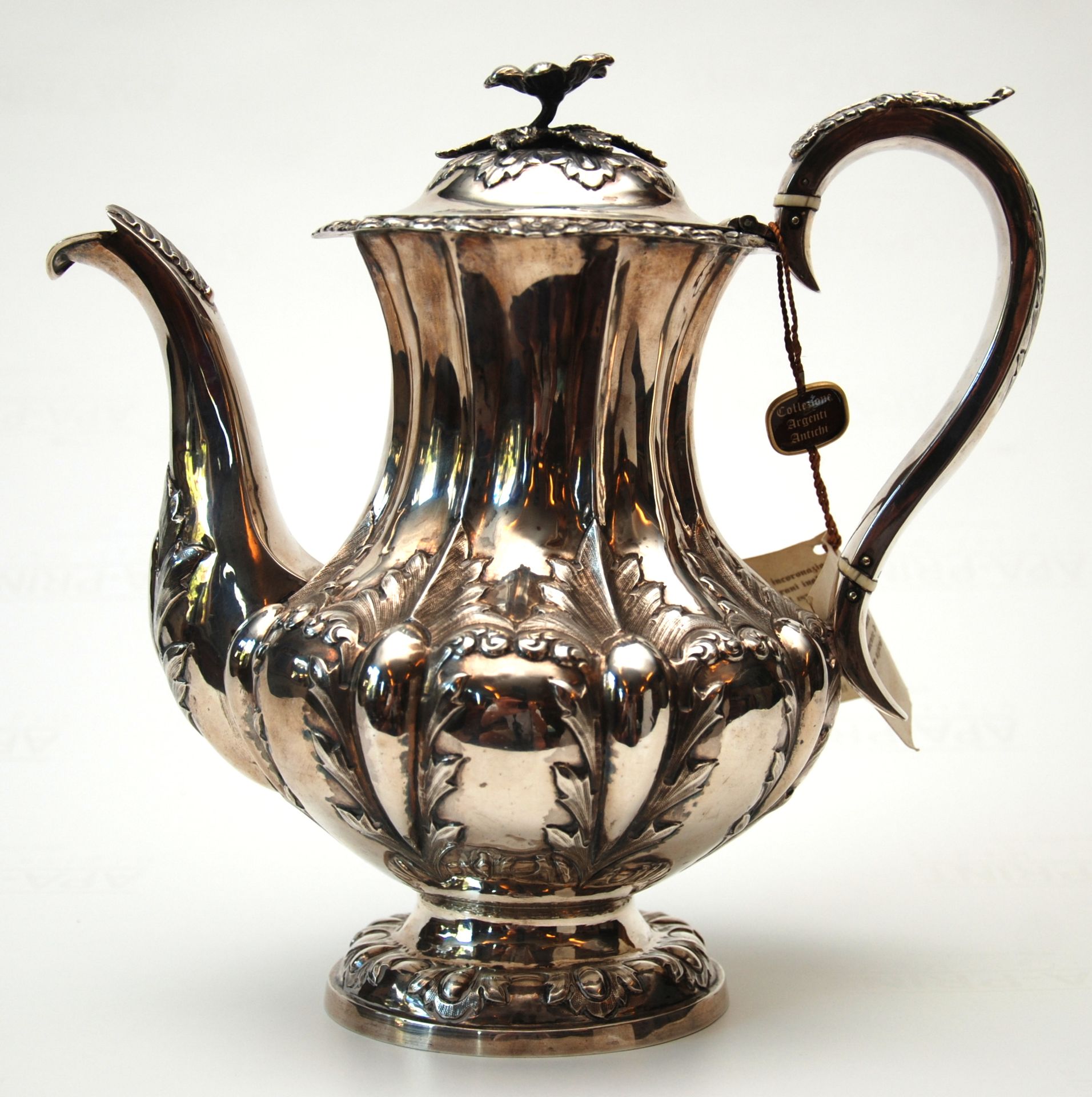 Inghilterra, teiera in argento England, geprägte Silber-Teekanne
Maße: cm h25