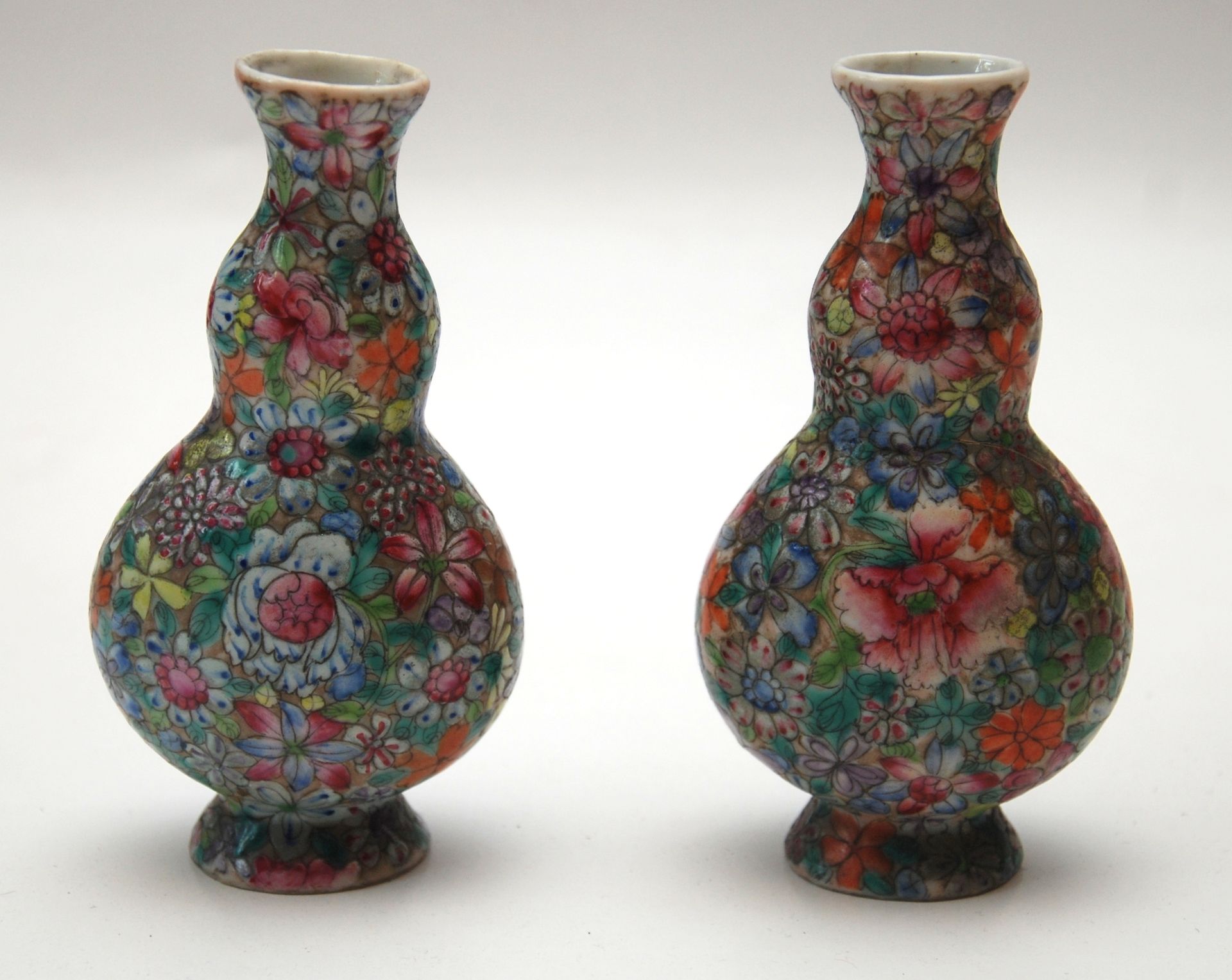 Cina, coppia di vasetti in porcellana con decoro China, pair of porcelain vases &hellip;