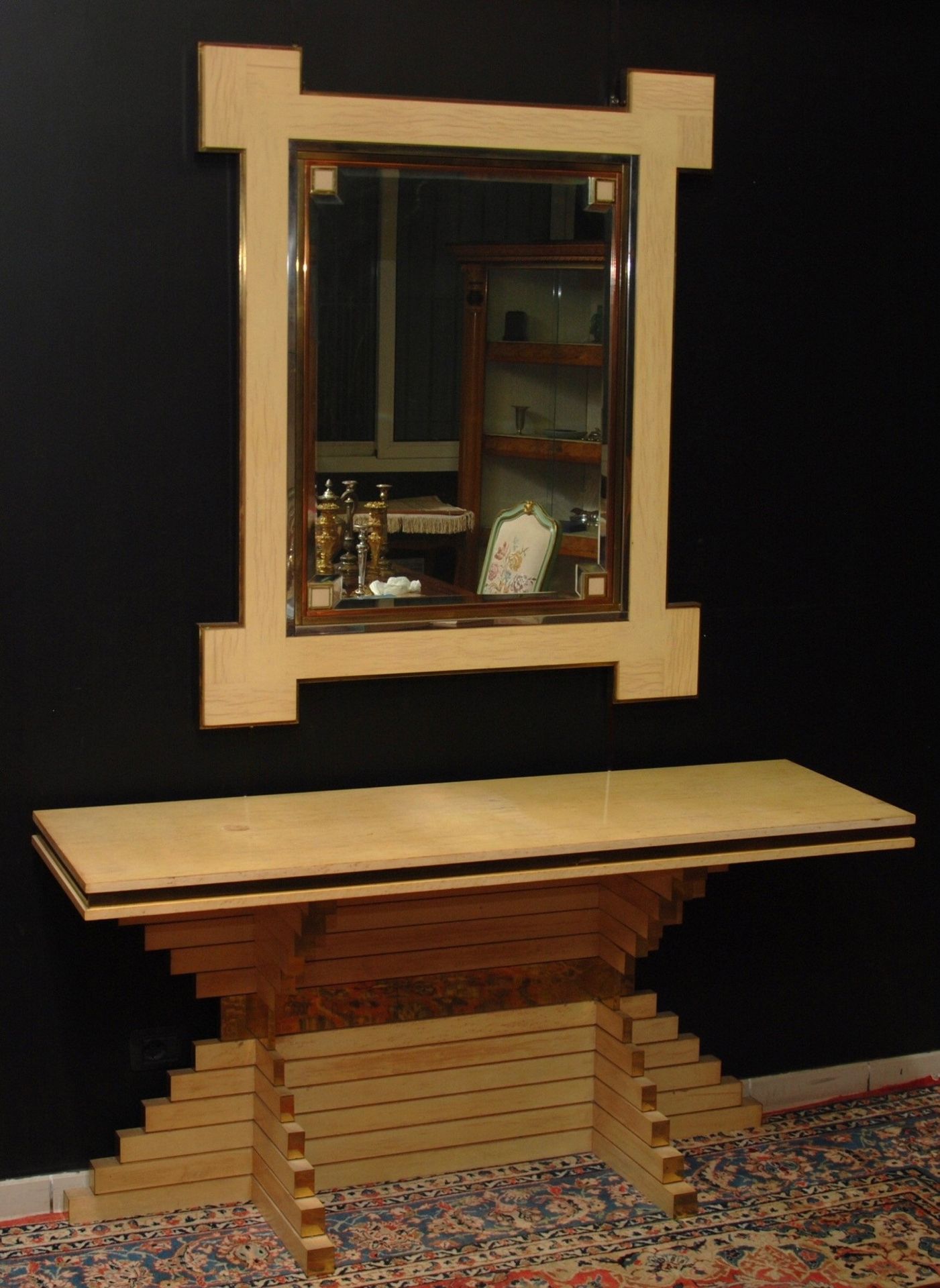 Alain Delon (1935) consolle con specchiera in 阿兰-德龙（1935年）带镜子的亮漆木质控制台，黄铜配件，底座上的字&hellip;