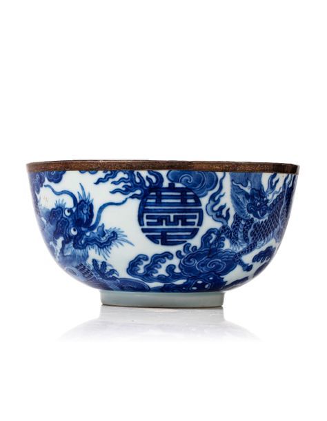VIETNAM, XVIIIe siècle Bol en porcelaine à décor 'Bleu de Hué'

Orné d’un dragon&hellip;
