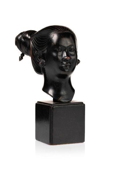 VIETNAM, XXe siècle Petite tête en bronze

Représentant une jeune fille annamite&hellip;