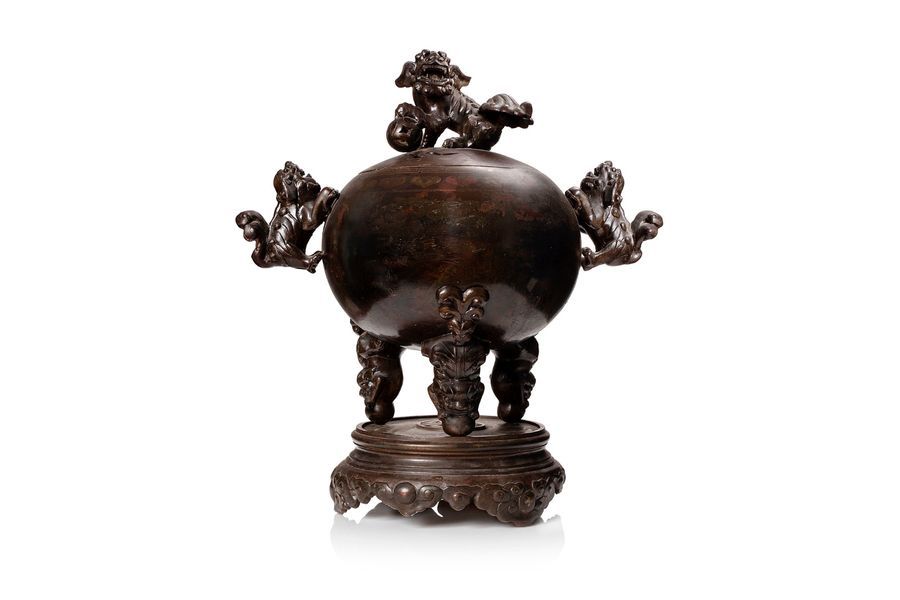 VIETNAM, XIXe siècle Important brûle-parfum couvert en bronze

Partiellement inc&hellip;