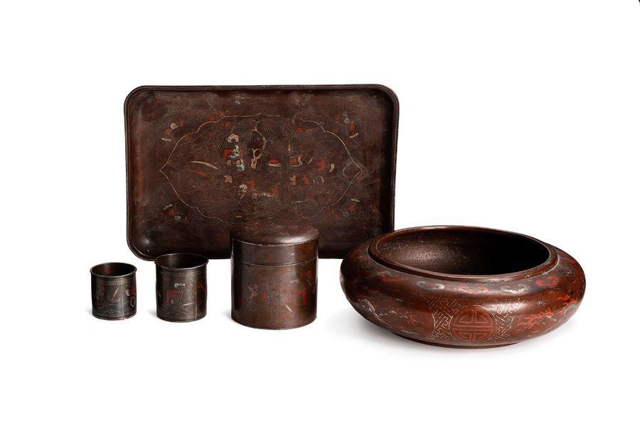 VIETNAM, XIXe siècle Ensemble de pièces en bronze comprenant

Un brûle-parfum à &hellip;