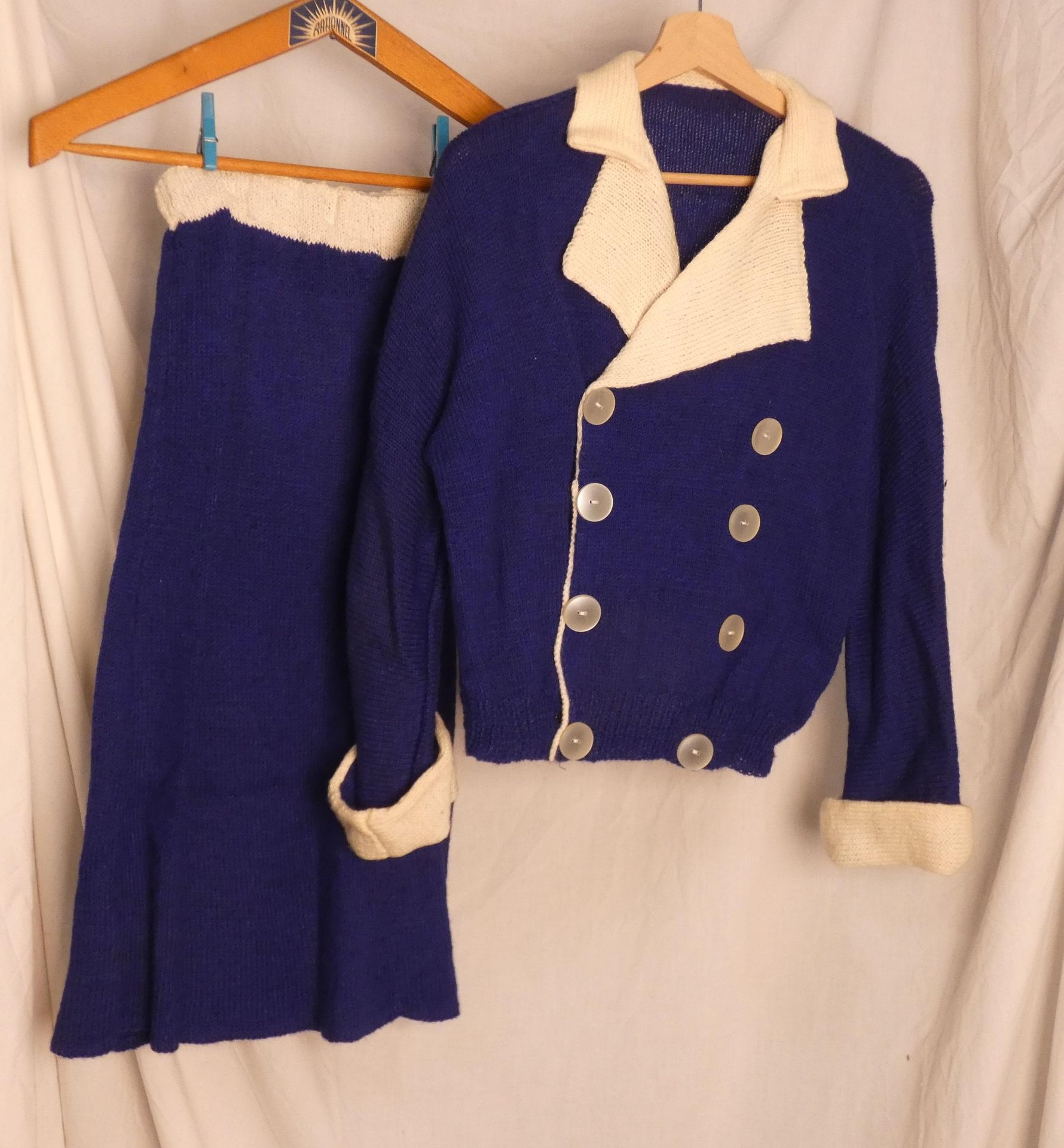 Null Ensemble tricoté composé d'une jupe taille élastique, bleue et blanche, en &hellip;