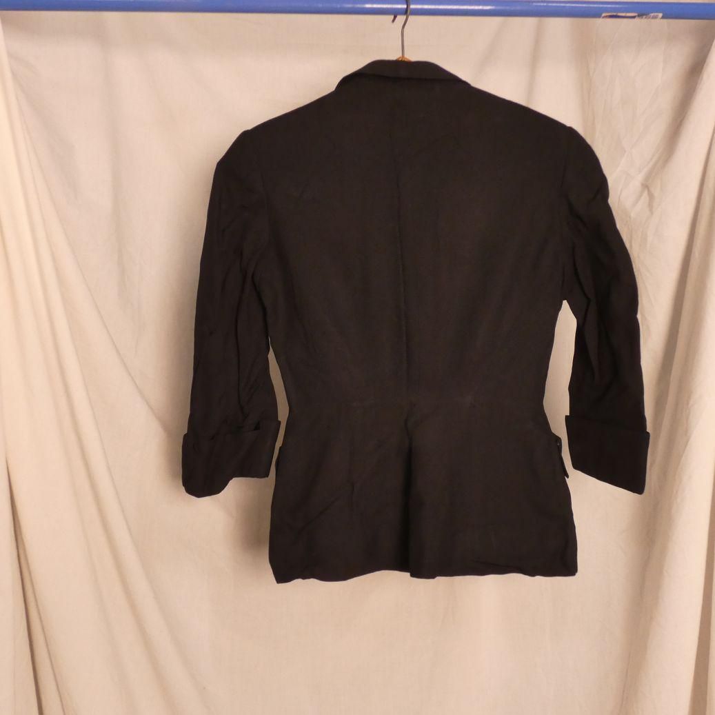 Null 套装由黑色长褶裙和配套的合身外套组成。
Vintage。手工制作。
小尺寸。
 按现状出售。
不允许查看。需要在16/07/2021之前凭身份证预约取&hellip;