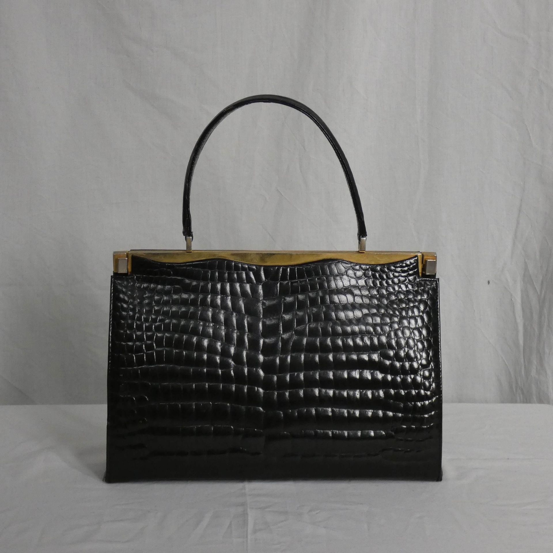 Null Black textured handbag with gold clasp. Single handle.
Dimensions: height 3&hellip;