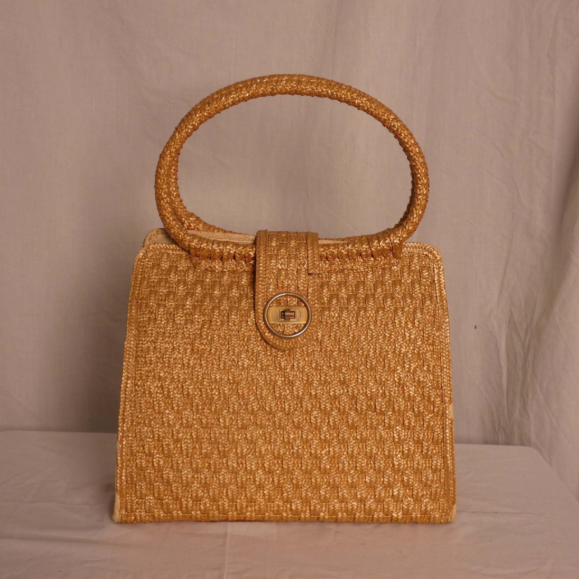 Null Woven handbag. Ecru striped fabric inside.
Dimensions: height 45cm with han&hellip;