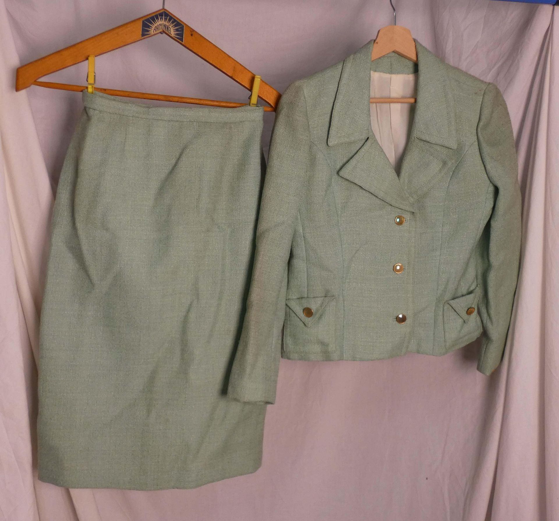 Null Traje coordinado, color verde pálido, compuesto por falda recta y chaqueta.&hellip;