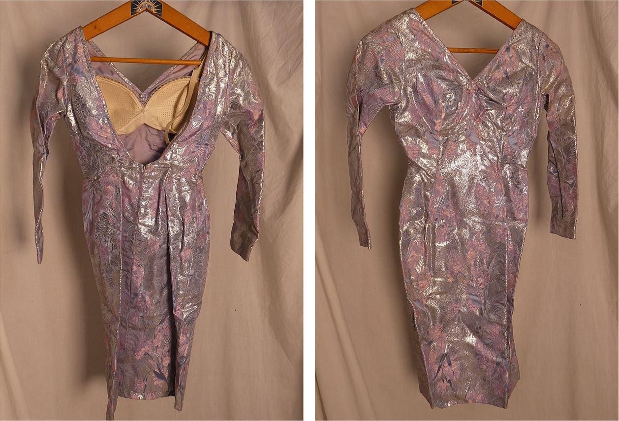 Null Posten Abendmode bestehend aus:
- einem taillierten Abendkleid, rosa und go&hellip;