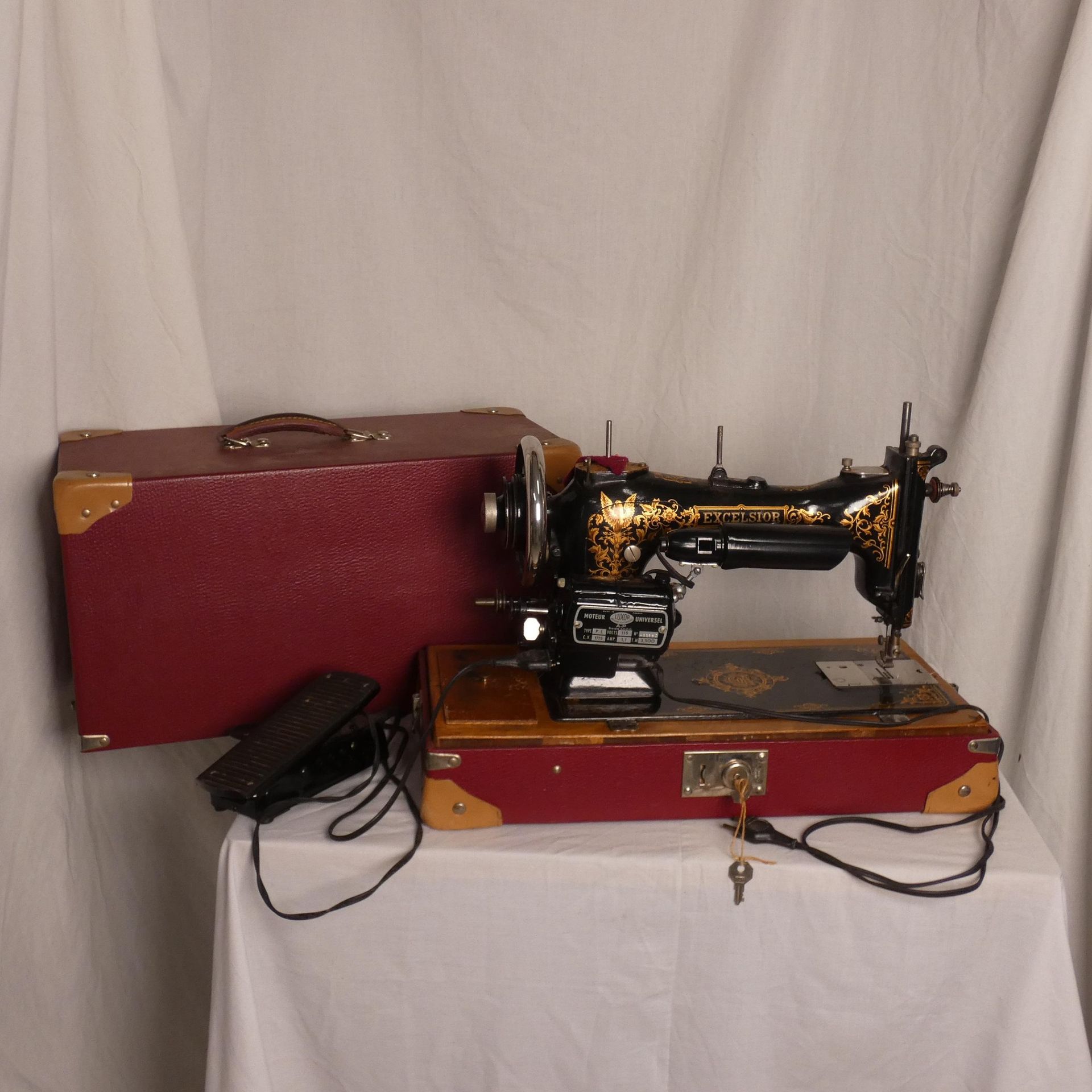 Null Antigua máquina de coser de la marca EXCELSIOR. Equipado con un motor unive&hellip;