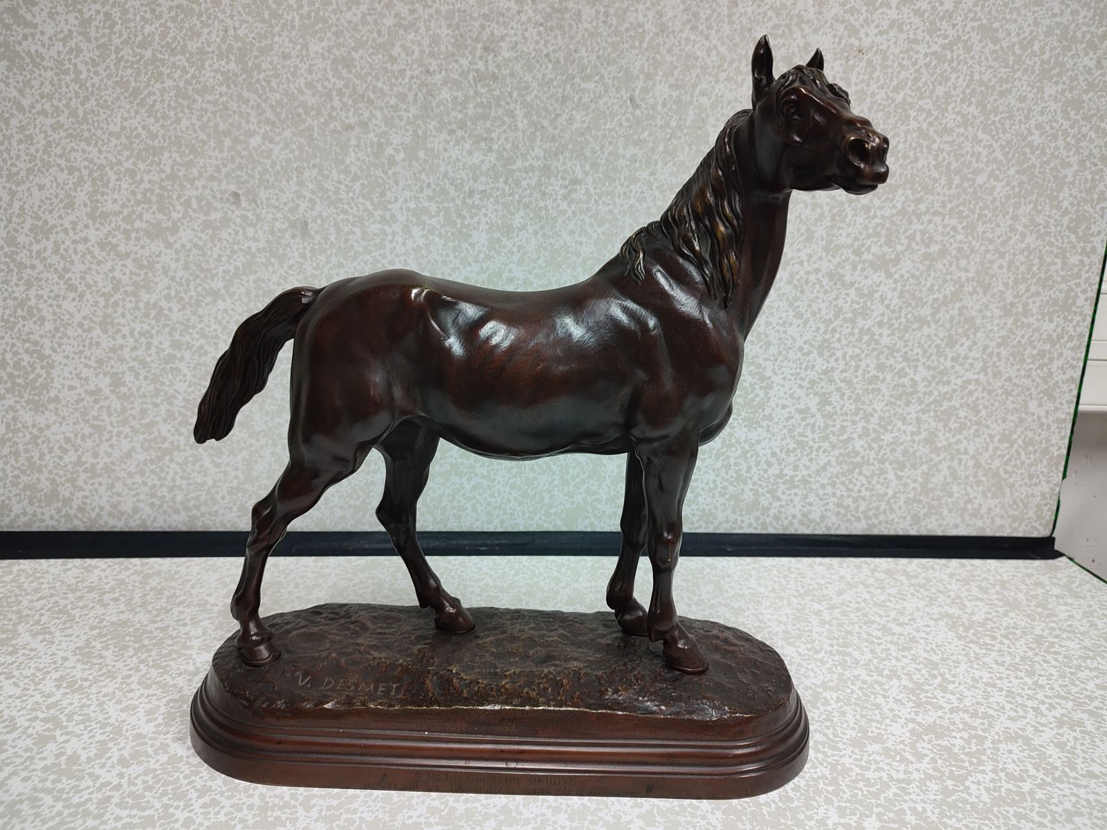 Null DESMET V.
'Pferd'.
Maße: 39,5 x 36 cm mit Terrasse.
Skulptur aus Bronze
Auf&hellip;