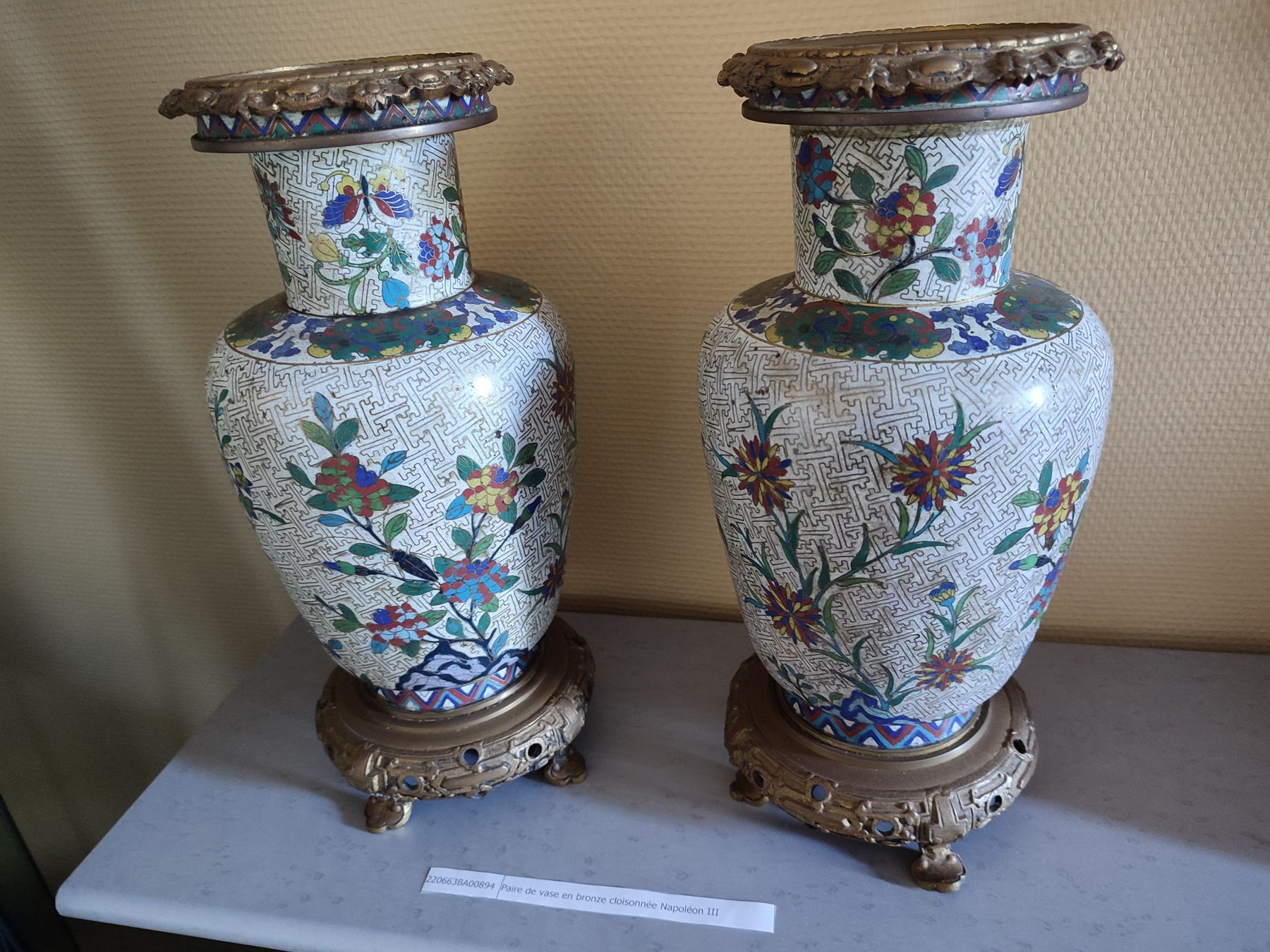 Null Pair of vases decorated with flowers and polychrome foliage
Cloisonné ename&hellip;