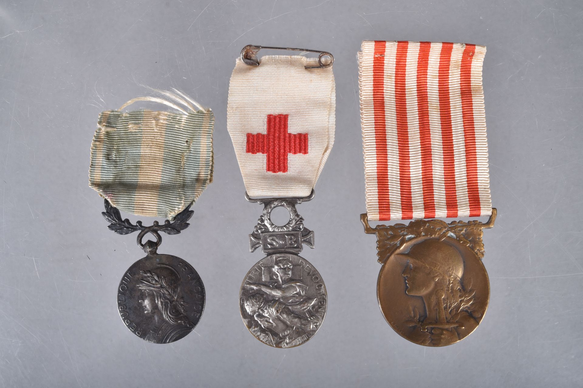 Null FRANKREICH. Set bestehend aus drei Medaillen, darunter: Kolonialmedaille mi&hellip;