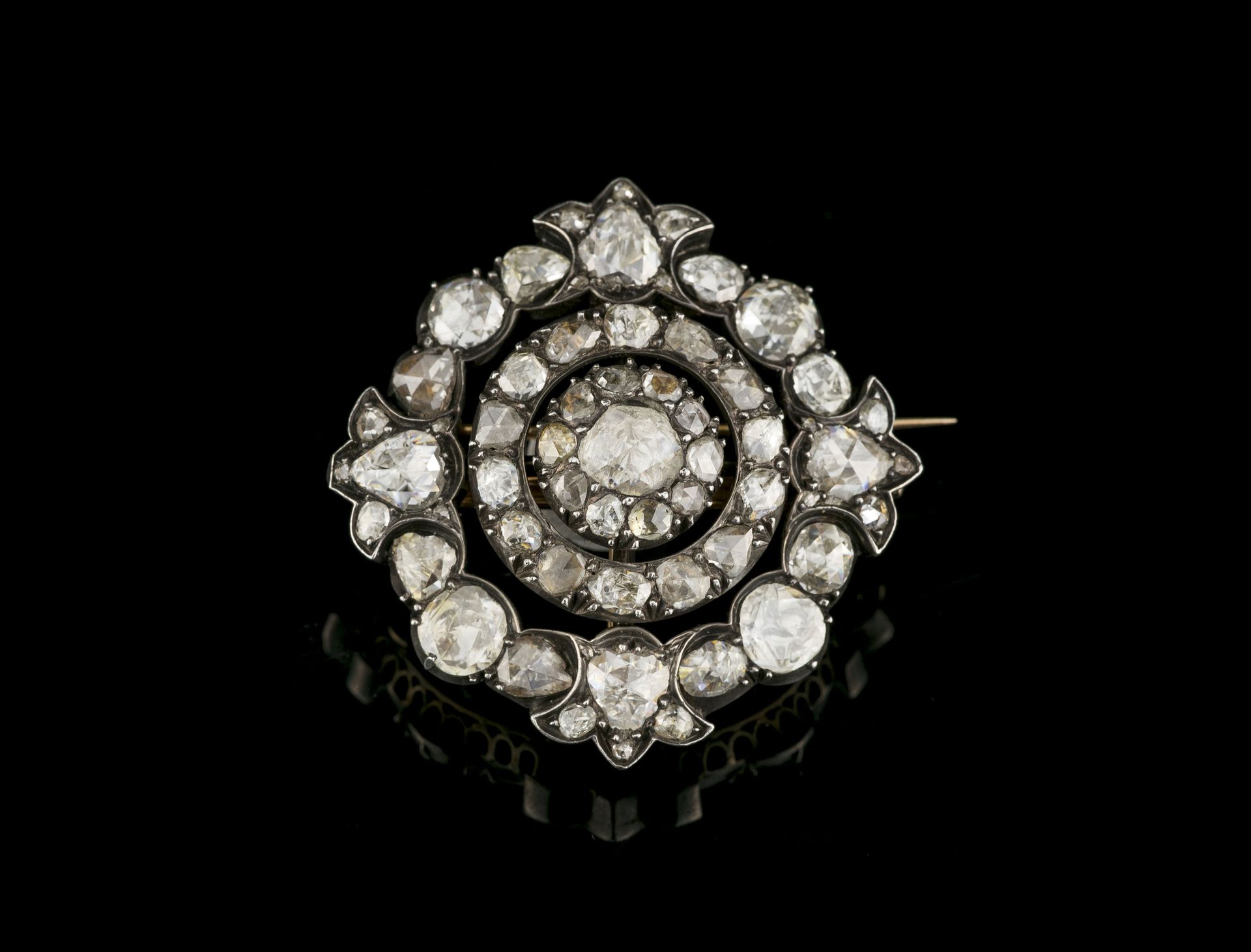 Null Broche-pendentif rosace XIXe s., or et argent pavée de diamants foilback ta&hellip;