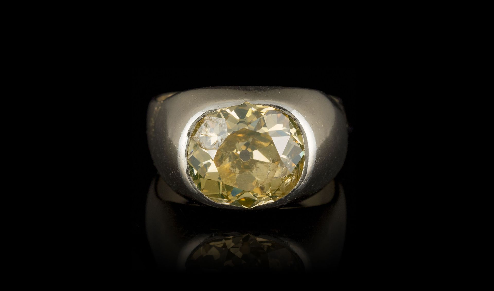 Null Bague or gris 750 sertie d'un diamant jaune old mine cut (env. 3.1 ct), doi&hellip;