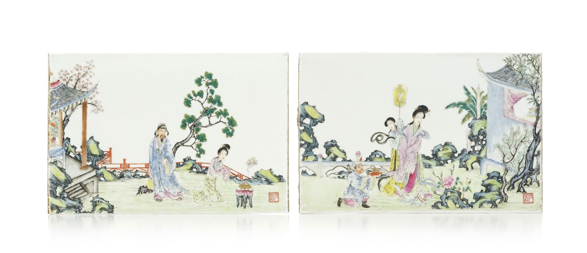 Null 2 plaques en porcelaine ornées de personnages, Chine, XXe s., l'une montran&hellip;