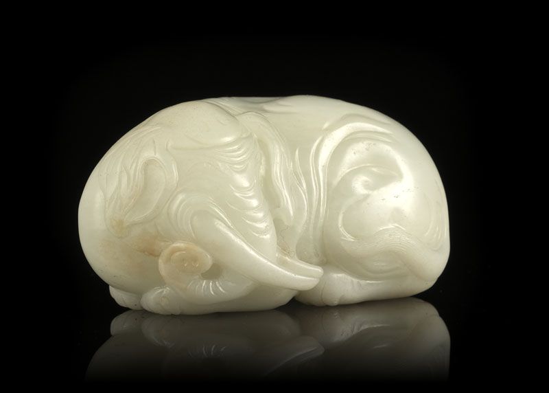 Null Eléphant couché, sculpture en jade néphrite pâle, Chine, l. 11 cm, h. 5,5 c&hellip;