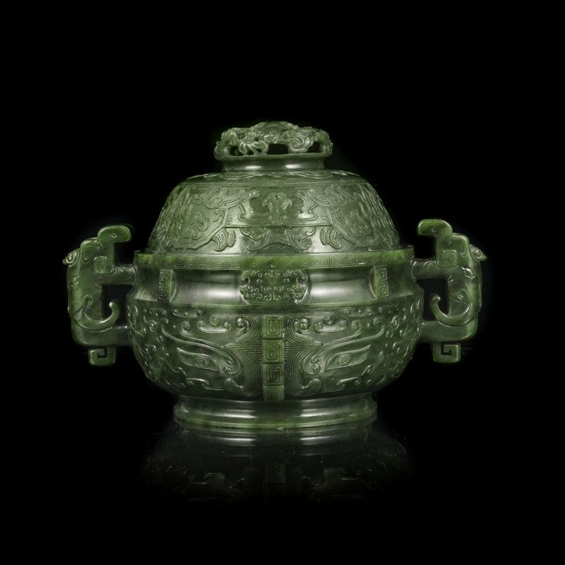 Null Brûle-parfum en jade épinard, Chine, décor archaïsant de taotie et frises d&hellip;